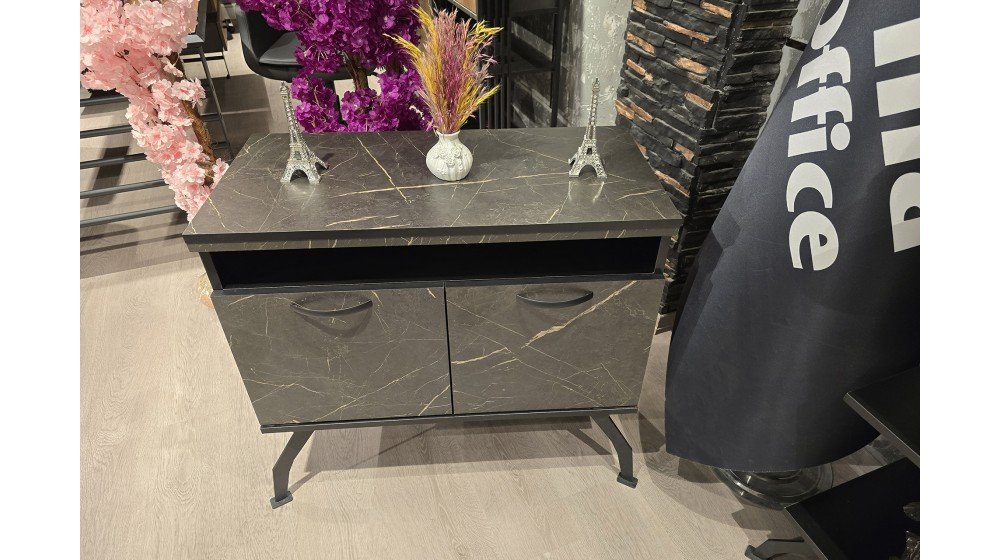  Kişiselleştirilebilir yönetici masa takımı, kapitoneli ön paneli, mermer desenli tablası ve metal ayakları ile modern ofis ortamında sergileniyor. Yeşil, bordo, gri ve kahve renk seçenekleri mevcuttur.